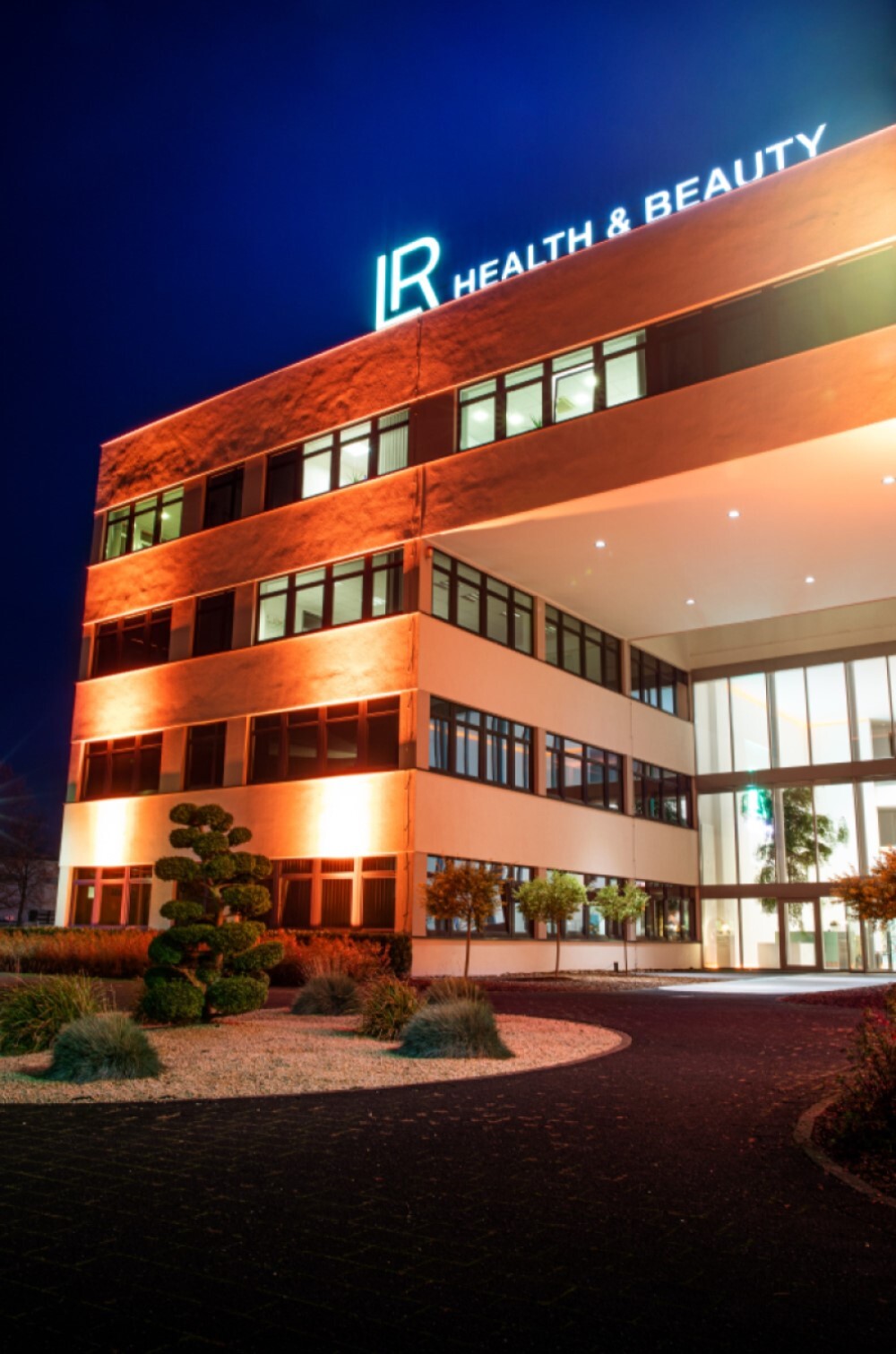 Das LR Gebäude erleuchtet in strahlendem Orange, um ein Zeichen zu setzen; Foto: LR